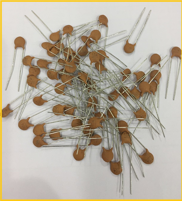 土黄色瓷片电容